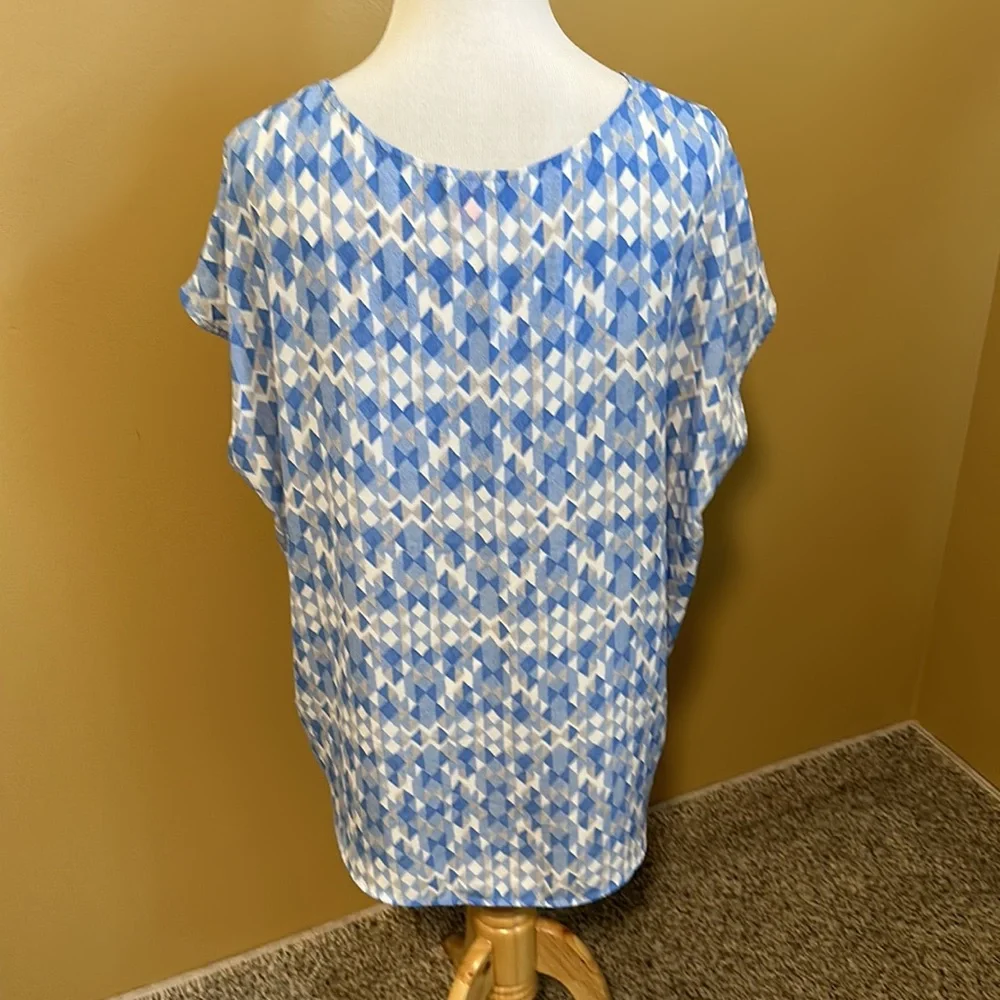 Vince Camuto Blue and White Geometric Print Blouse - Picture 3 of 5